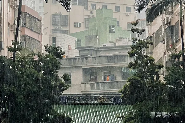 高清摄影 撑伞的人在雨中行走