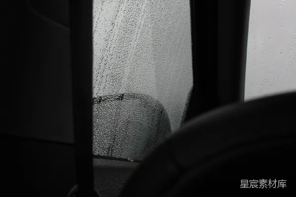 高清摄影 汽车侧面的雨滴状车镜