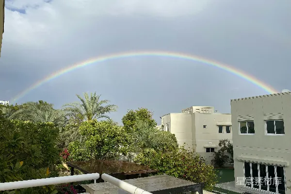 高清摄影 一个双彩虹出现在一个住宅区之上