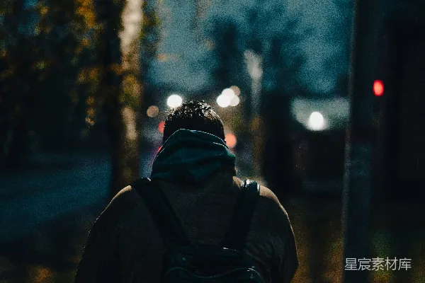 高清摄影 一个男人在夜晚走在街上