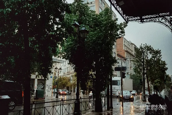 高清摄影 路面上的汽车在灰暗的天空下