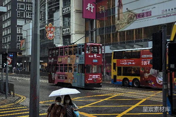 高清摄影 几辆停在街上的公交车
