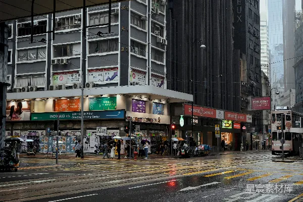 高清摄影 一条繁忙的街道旁边耸立着高楼大厦