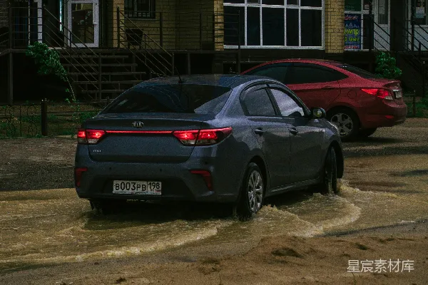 高清摄影 黑色的轿车停在棕色建筑附近