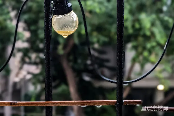 高清摄影 一根杆子上的一些灯泡