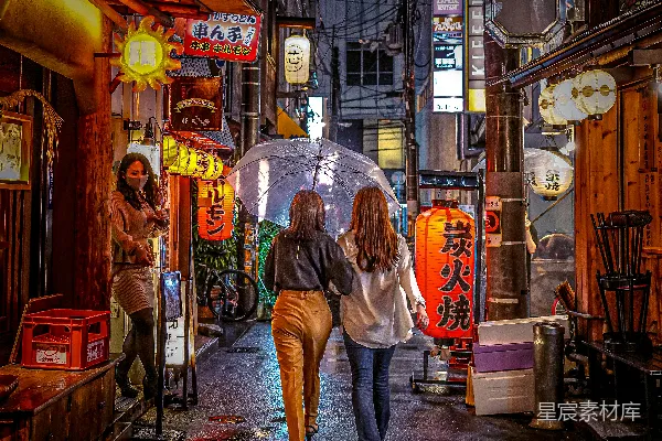 高清摄影 几个妇女在街上撑着伞散步