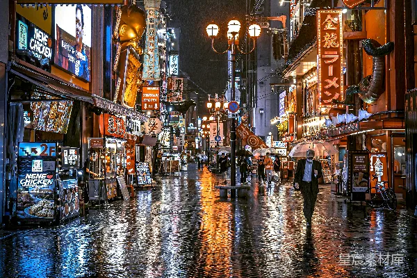 高清摄影 夜晚一个人在湿漉漉的街道上行走
