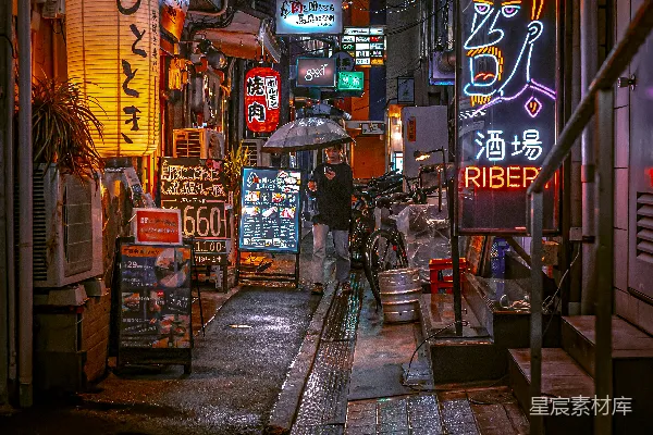 高清摄影 街上一个人拿着伞走着