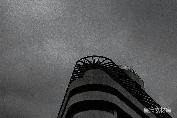 高清摄影 灰度照片中的建筑 beneath 云层 skies