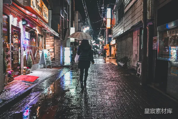 高清摄影 一个女人走在街上拿着伞