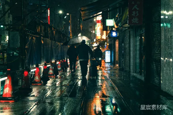 高清摄影 一个男子走在街上拿着雨伞