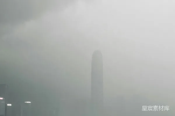 高清摄影 一艘大船漂浮在一大片水体之上