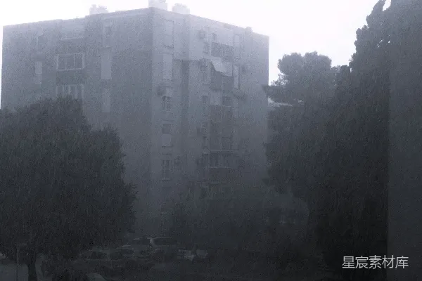 高清摄影 雨中停满汽车的停车场