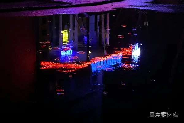 高清摄影 黑色轿车夜间停在建筑物附近。
