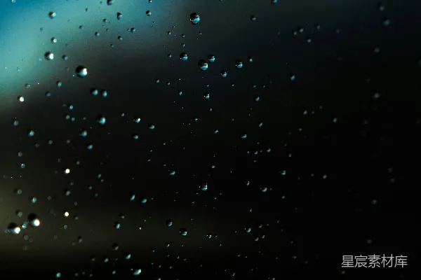 高清摄影 暗窗玻璃上闪烁着雨滴。