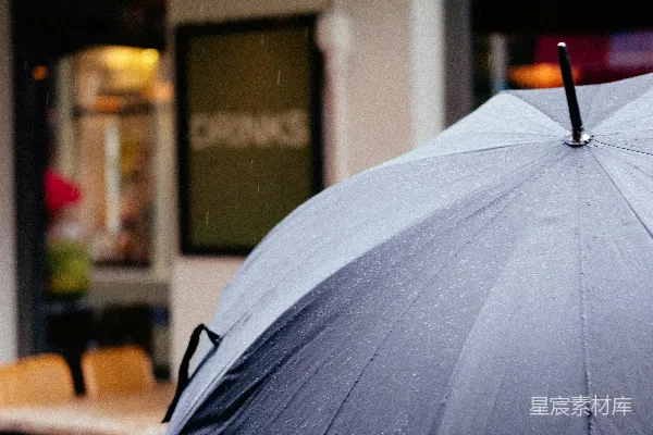 高清摄影 商店前面的黑色雨伞