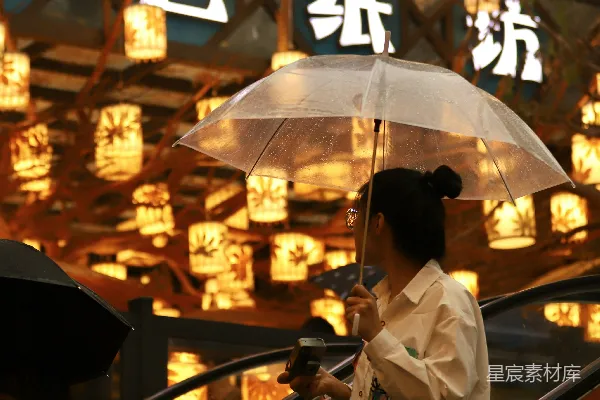 高清摄影 一个女人在建筑物前撑着伞