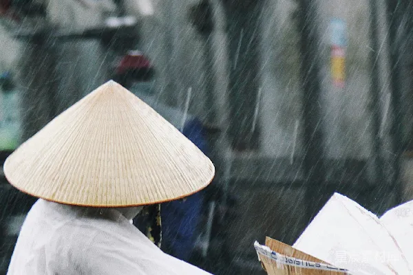高清摄影 白伞放在棕色木桌之上