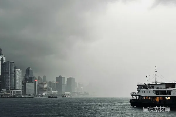高清摄影 一艘大船漂浮在一大片水体之上
