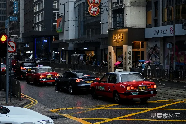 高清摄影 一条街道挤满了车辆旁边是高大的建筑物
