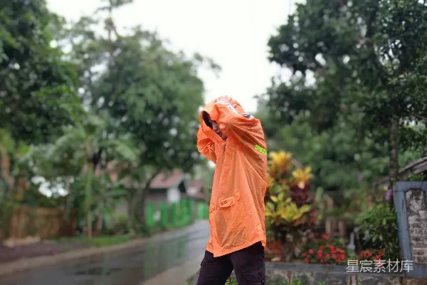 高清摄影 一个人走在街上撑着伞
