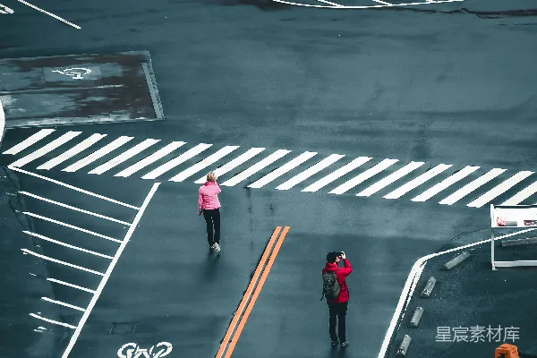 高清摄影 路旁两人站在空中照片中的画面
