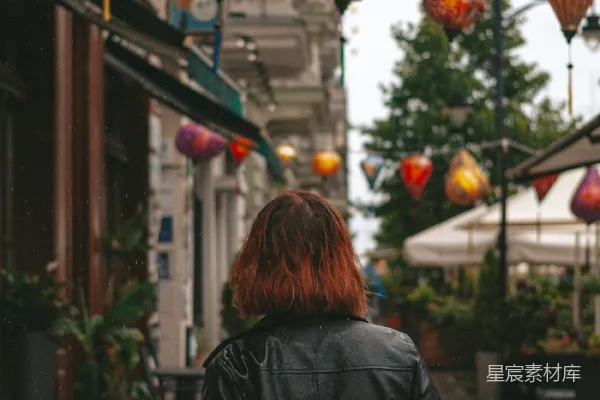 高清摄影 雨中走在街道上的女人