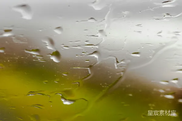 高清摄影 模糊背景中滴落的雨滴