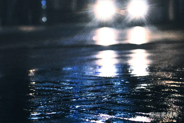 高清摄影 夜幕下汽车在街上行驶