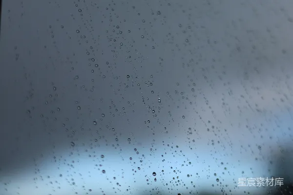高清摄影 雨滴在窗玻璃上，天空乌云密布。
