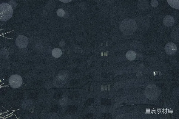 高清摄影 夜晚建筑物上落雪。