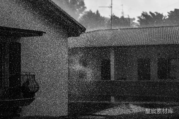 高清摄影 暴风雨中雨水落在房屋和树木上。