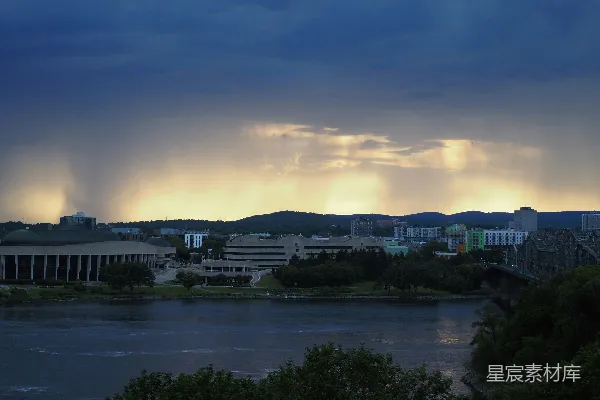 高清摄影 雨落在一座城市的天际线和河边的夕阳下。
