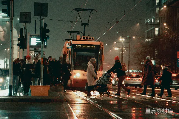 高清摄影 夜晚城市街道上的有轨电车在街上运行