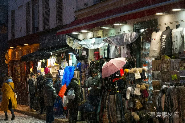 高清摄影 近建筑物的服装店浏览的人们