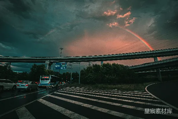 高清摄影 路面上行驶的汽车在白天的阴天天空下