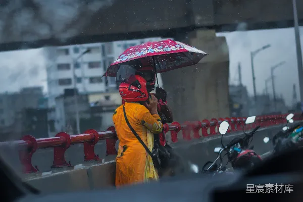 高清摄影 身穿黄色雨衣的女人撑着伞