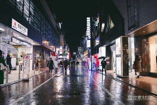 高清摄影 一群人在夜晚走在街上