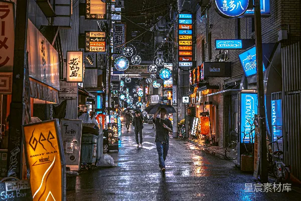 高清摄影 街上一个人拿着伞行走