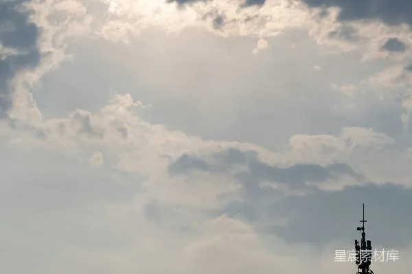 高清摄影 天空中阳光透过云层照耀着。
