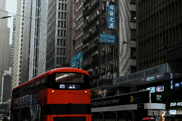 高清摄影 一辆红色的双层巴士正在城市街道上行驶。