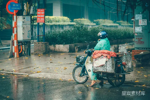 高清摄影 黑色夹克的男子骑摩托车在白天路上行驶