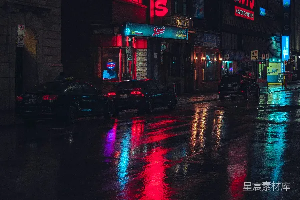 高清摄影 夜晚的城市街道，车辆停在路边。