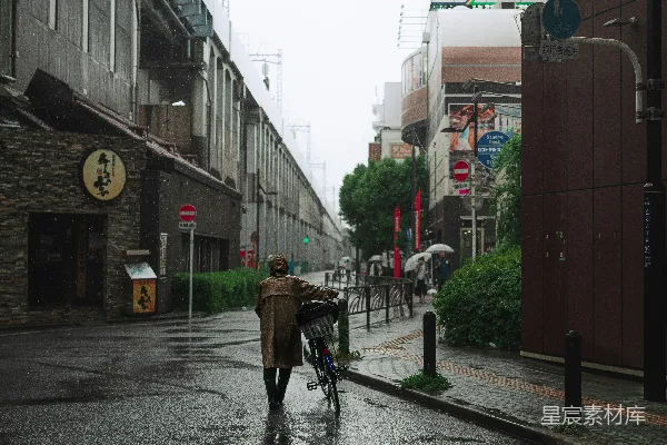 高清摄影 街上一个人手持雨伞行走