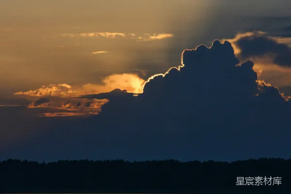 高清摄影 小船上的一个人在一大片水域中。