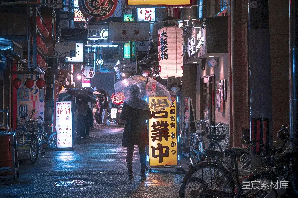 高清摄影 一个人走在街上拿着雨伞