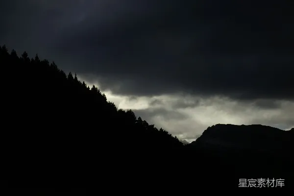 高清摄影 背景是一片黑暗的山峦和一片黑暗的天空。