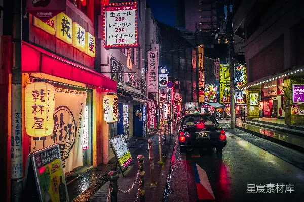 高清摄影 夜晚一辆汽车在城市街道上行驶