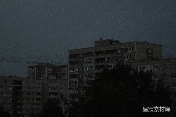 高清摄影 满月高悬在城市之上
