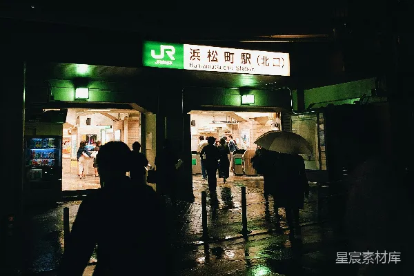 高清摄影 夜间行人走在人行道上